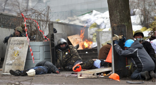 ６2014年2月20日、キエフの大学通りでスナイパーの射撃に狙われているデモ隊