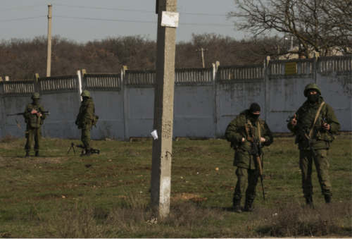 ３2014年3月9日、セヴァストポリ付近でウクライナ軍部隊を遮断しているいわゆる「クリミア自警団」