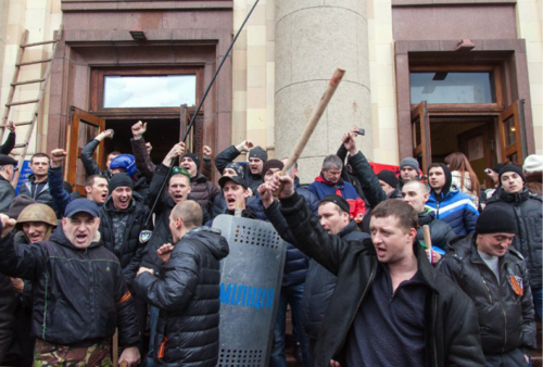 ７2014年3月1日、ハリコフ行政府の建物掌握後のロシア派の活動家たち