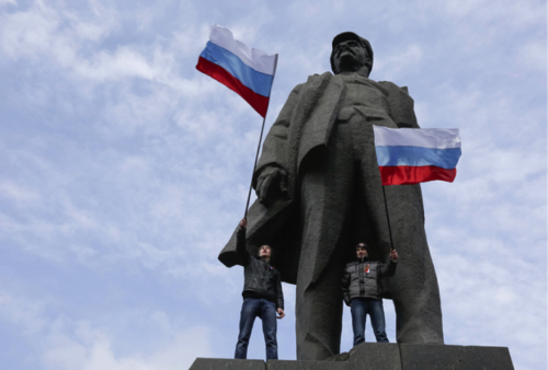９2014年3月９日、ドネツクのレーン像でのロシアを支持するデモの人々。